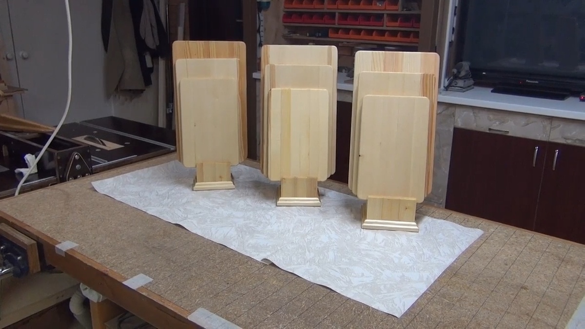 Комплекты из трёх разделочных досок с подставками.