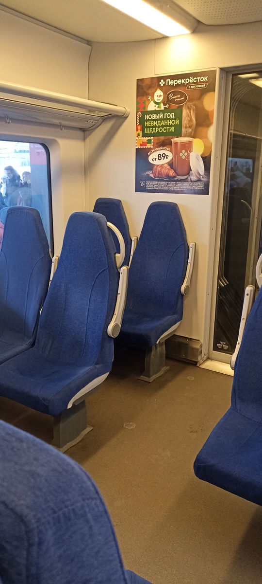 Комфортабельные сидения и широкие проходы. Есть розетки для зарядки телефонов