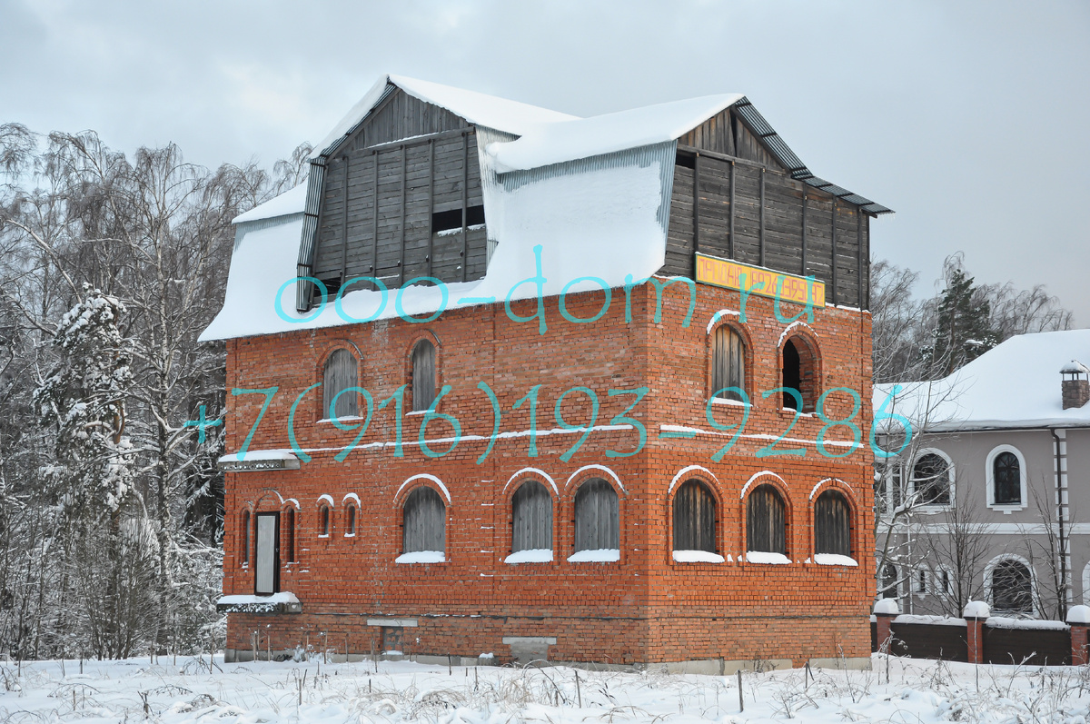 Здание из кирпича, которое не было достроено