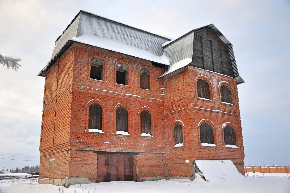 Здание из кирпича, которое не было достроено