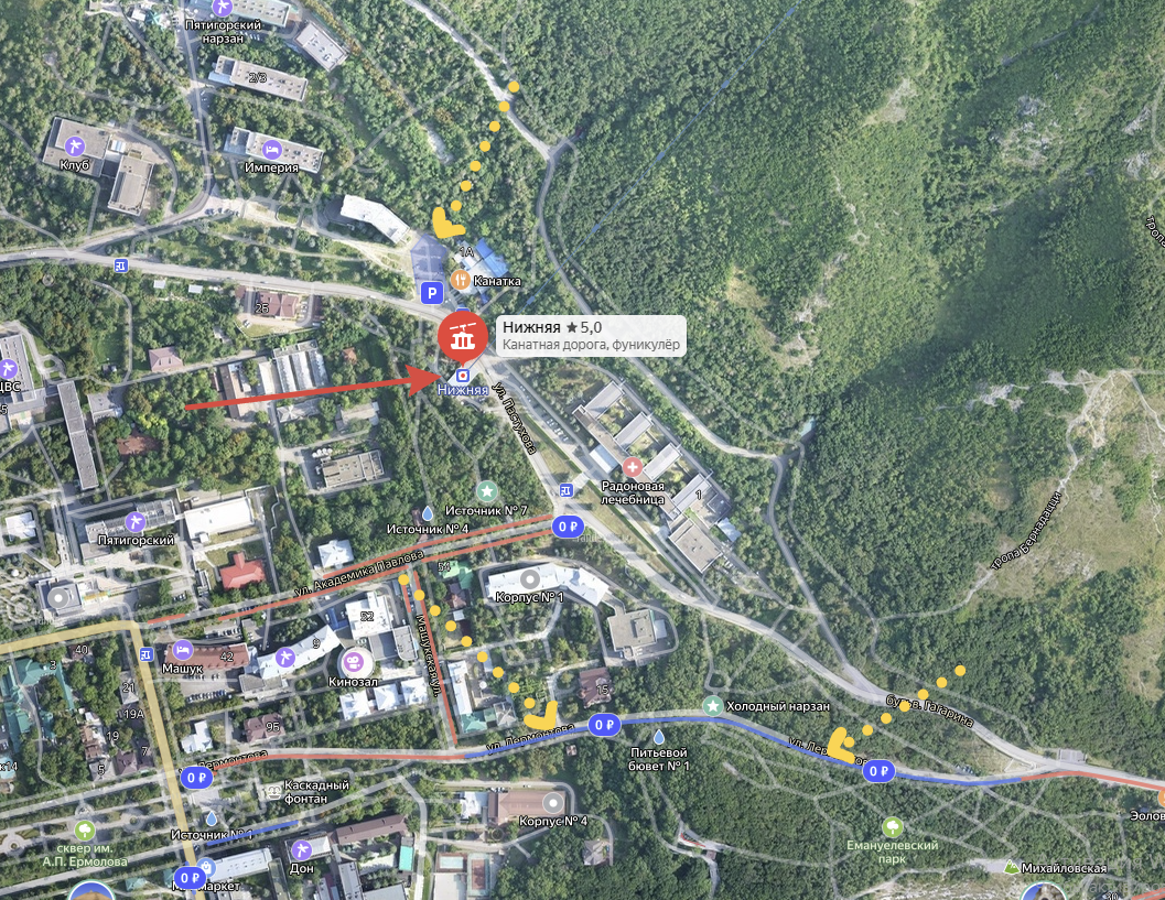 Желтыми стрелками - парковки, красная стрелка - сама канатная дорога.