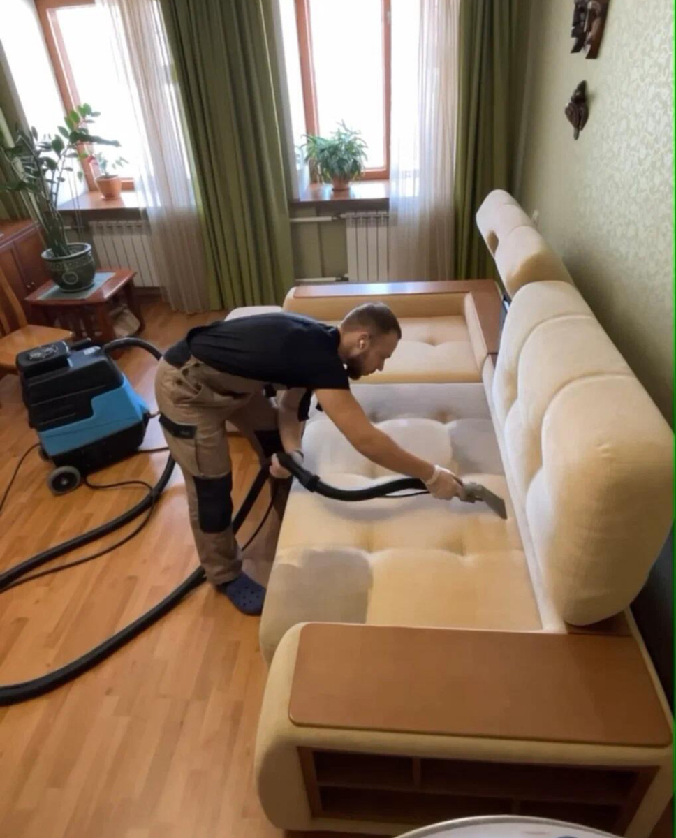 Химчистка дивана на дому в Ярославле, на фото Максим - главный мастер нашей компании GlossCleaning.ru