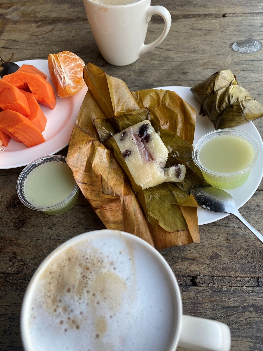 В банановых листьях десертики, а зелёненькое похоже на суфле...