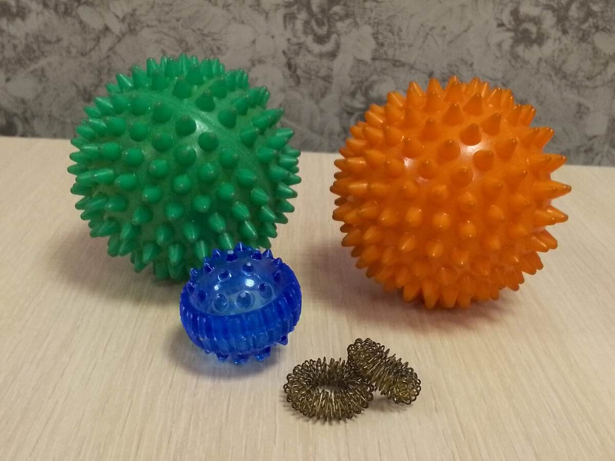 Мячики Су-джок и массажные кольца.