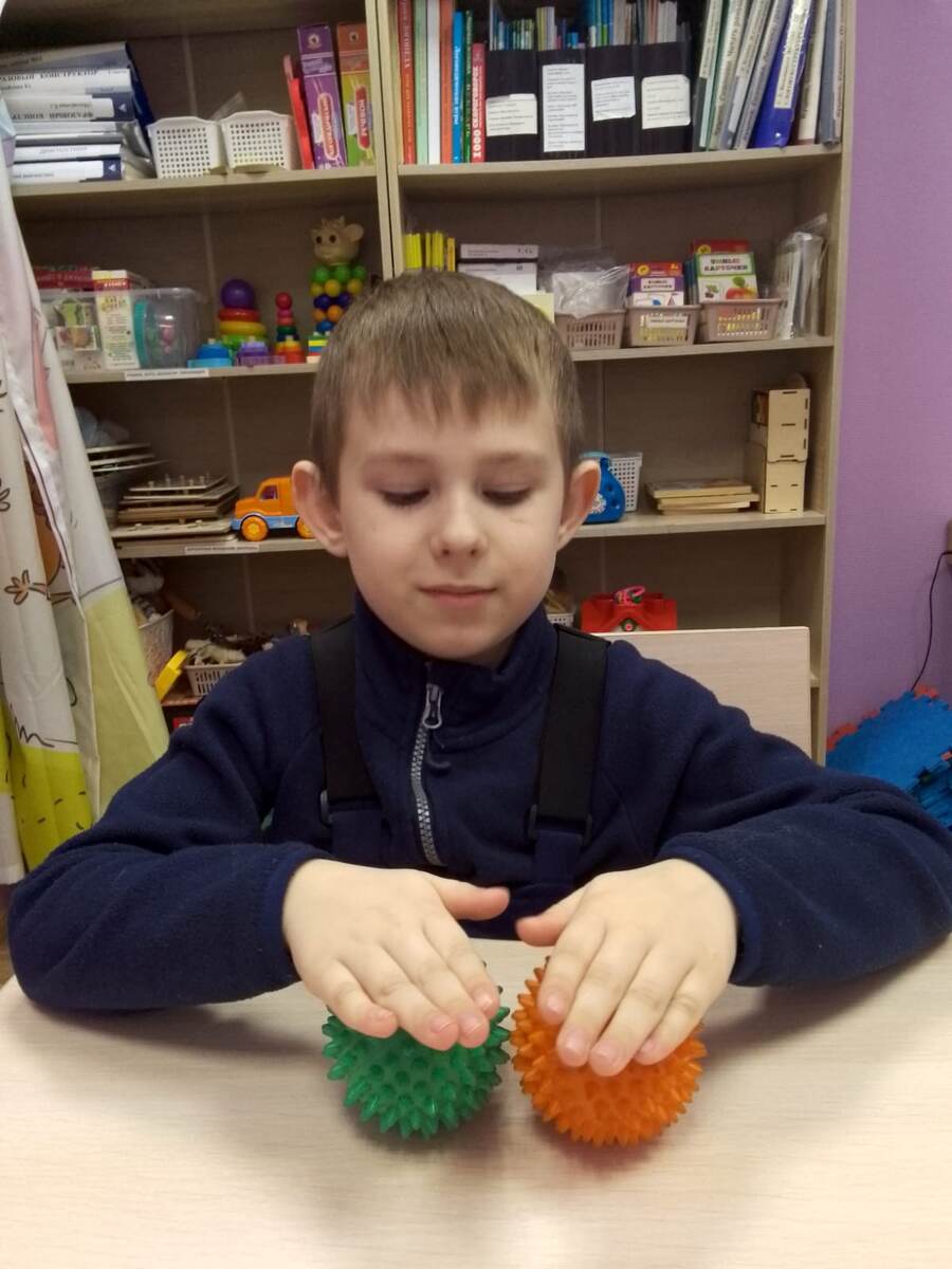  "Мячик - ёжик мы возьмем, Покатаем и потрем".