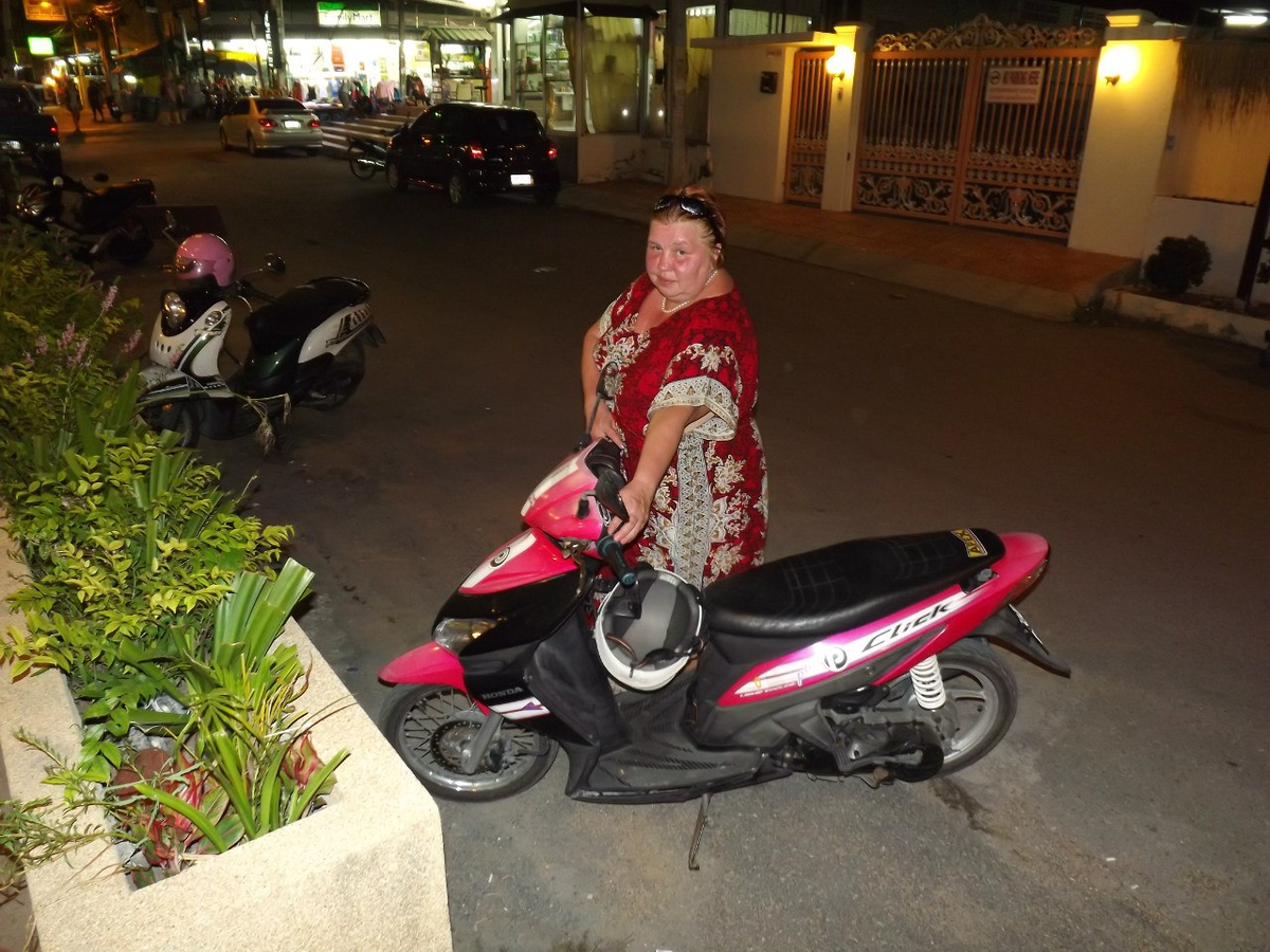 Нет. Я некуда не поехала. Я только за руль подержалась.