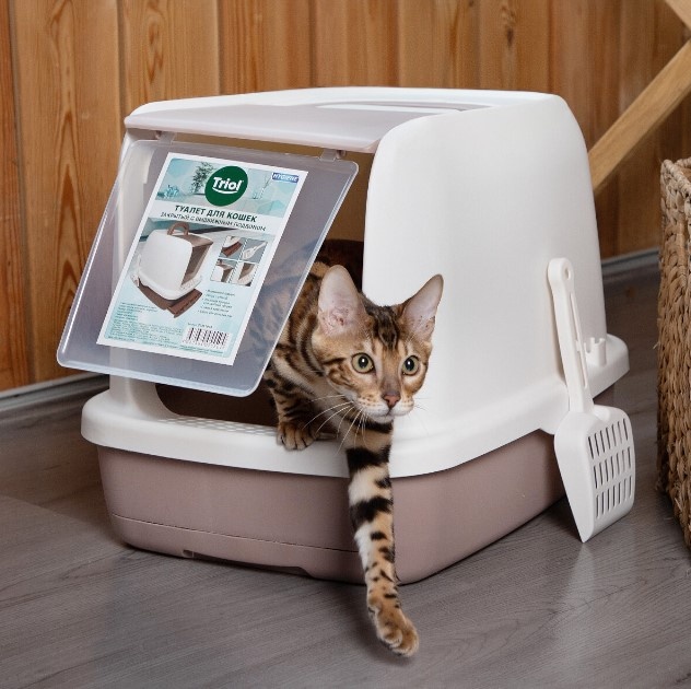 Закрытые туалеты обладают рядом дополнительных преимуществ: стенки и дверка задерживают распространение неприятных запахом, а также дают кошке ощущение уединения.