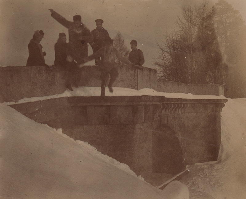Великий князь с друзьями и родственниками дурачатся на Карпином мосту. Конец 1890-х годов. ГАРФ.