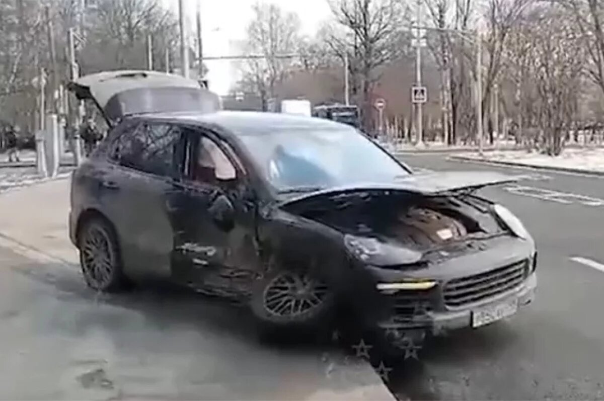     Машина актера боком проехала между ними, актер смог «вырулить», совершив полукруг около столба.