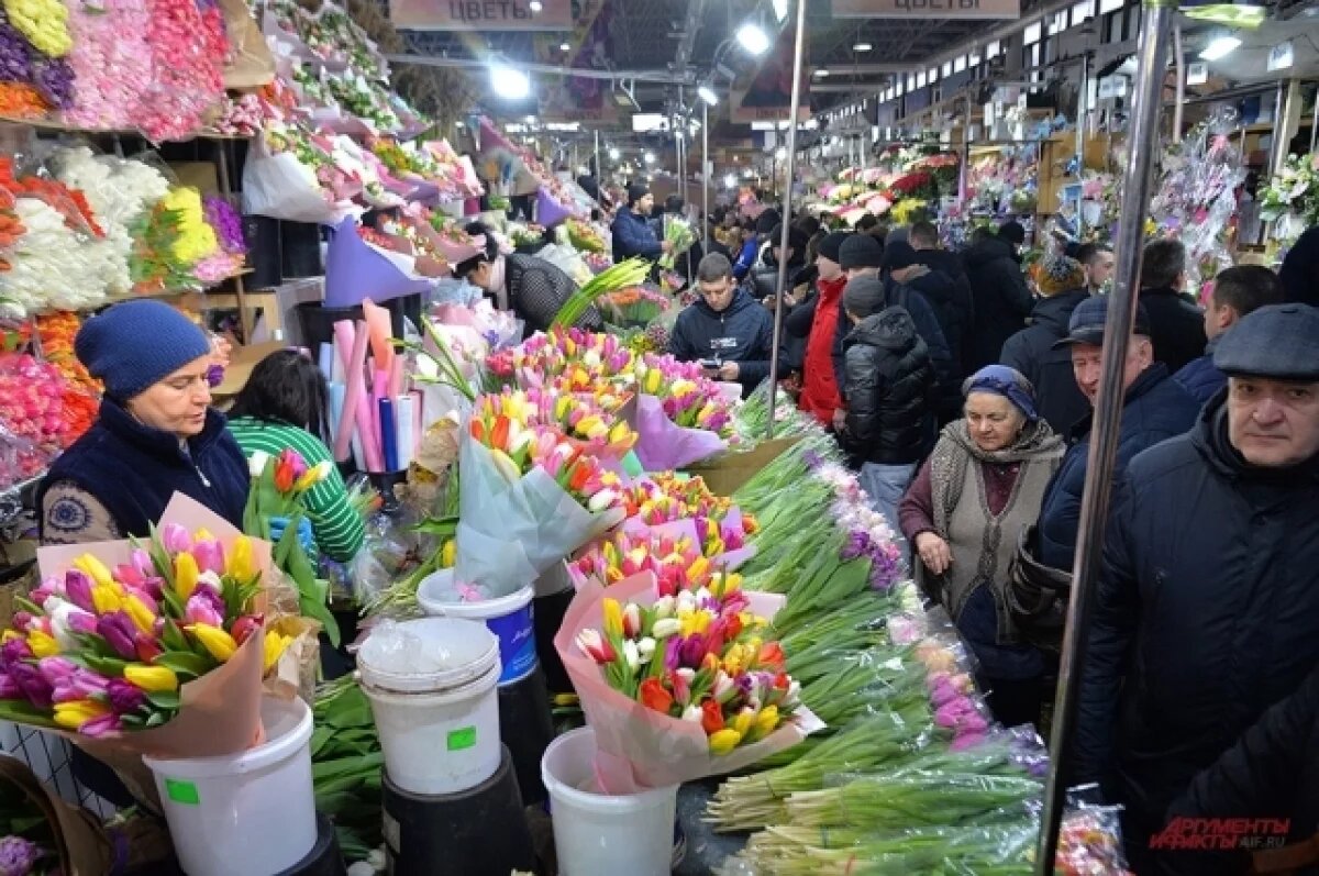   В Великих Луках определили места для торговли цветами