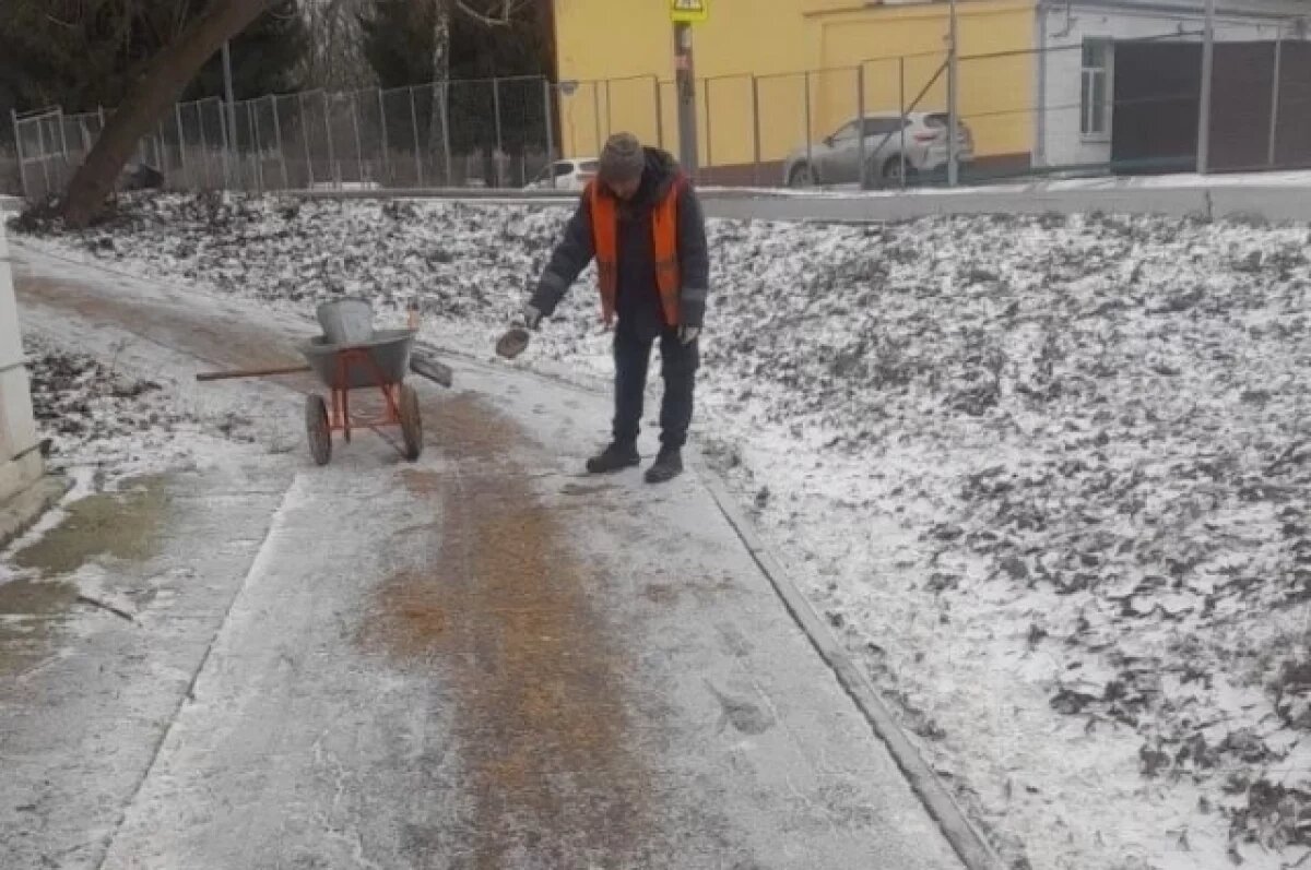    За сутки в Туле использовали около семи тонн противогололедных материалов