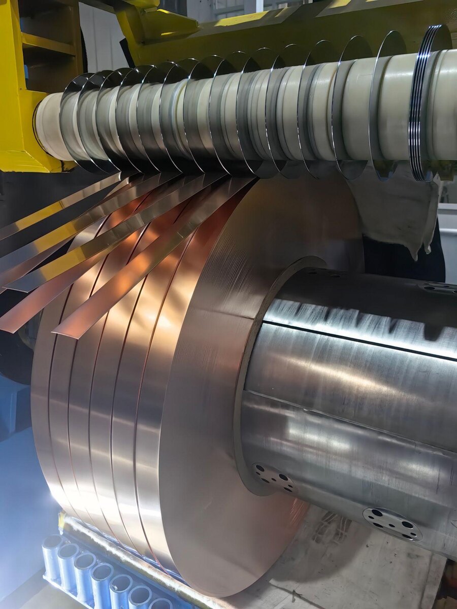 Процесс продольной резки медной полосы.