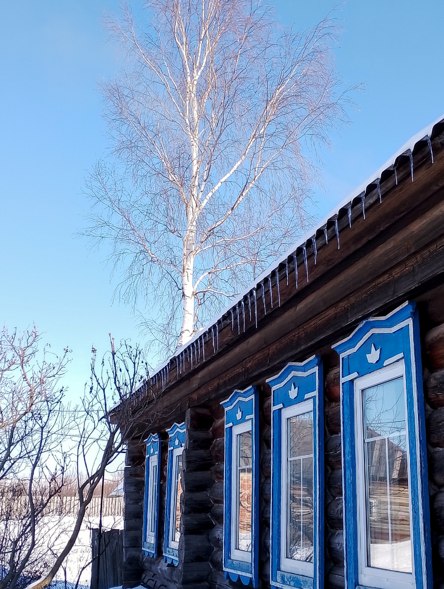 фото автора деревенский дом с сосульками над окнами