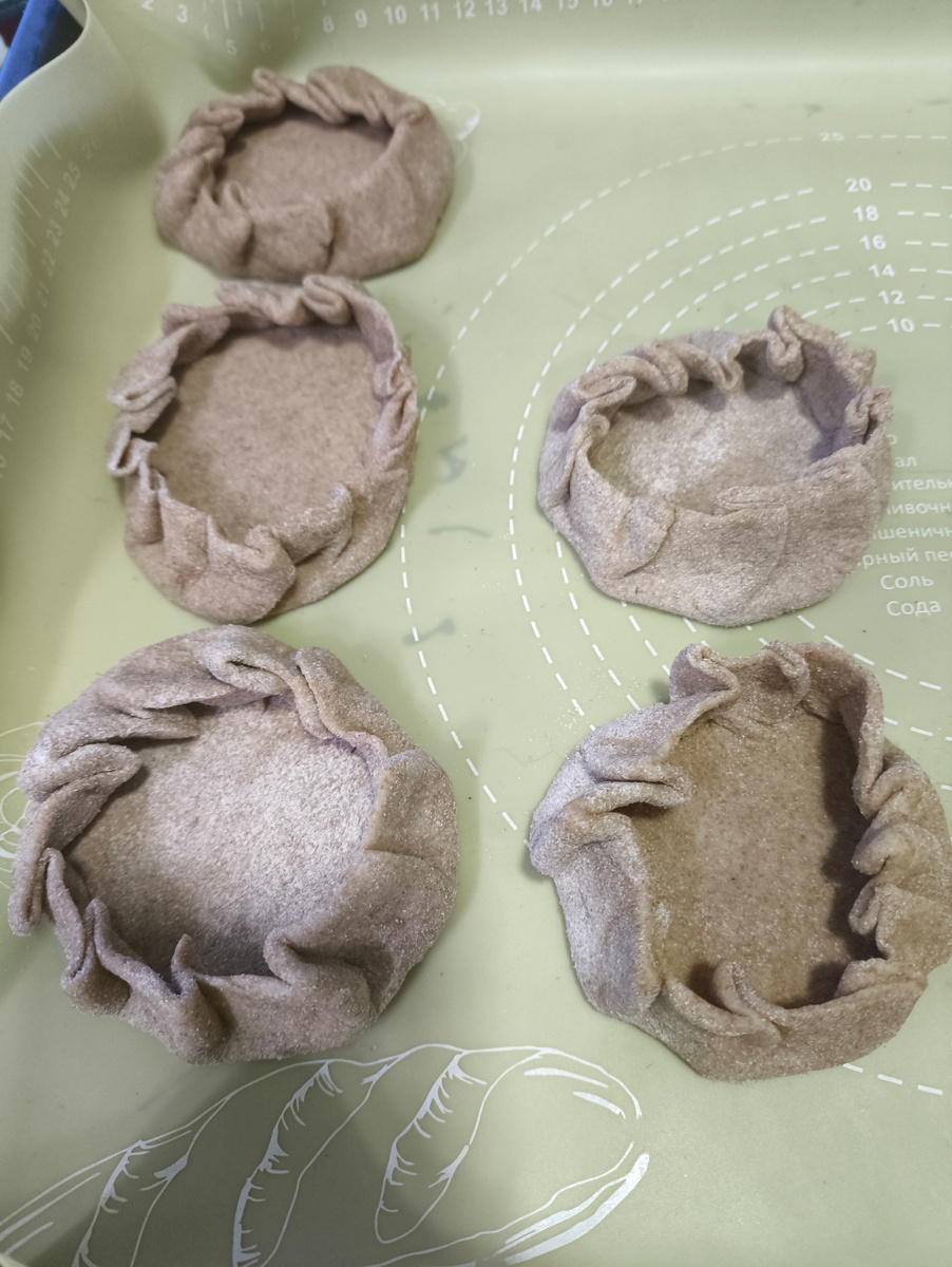 Тифлокомментарий. Из теста защипами по кругу сформироны чашечки. 