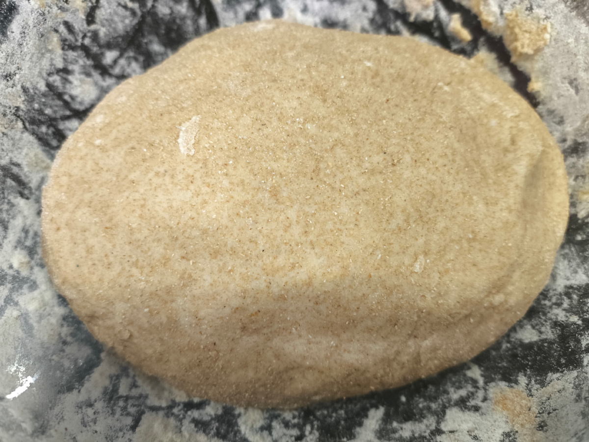 Тифлокомментарий. В миске лежит тесто