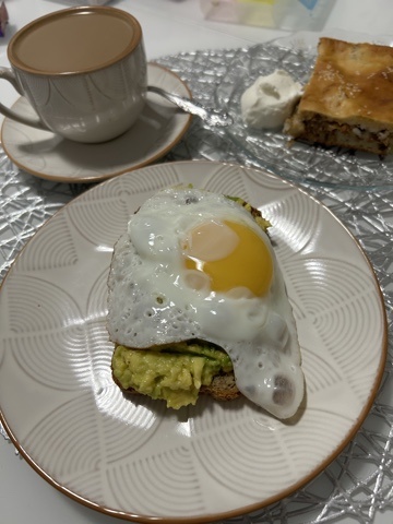 Завтрак. Бутерброд с авокадо и яйцом, пирог заливной с горбушей и рисом с греческим йогуртом, кофе с молоком. КБЖУ 541/26,96/29,81/44,42