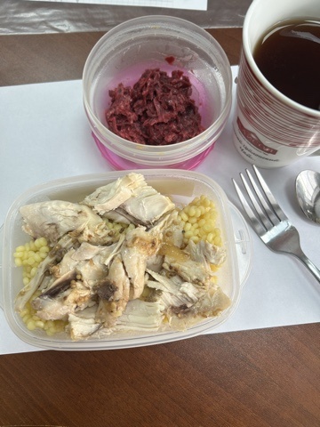 Обед. Запеченная курица "в рукаве", птитим, салат со свеклой, чесноком и легким майонезом. КБЖУ 405/35,95/10,13/40,33