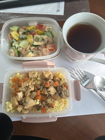 Обед. Птитим, гуляш из куриного филе, салат с овощами, креветками и сыром, чай. КБЖУ 462/40,01/12,36/46,8. 