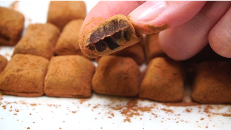 Смешиваю сгущенку с какао, ставлю в холодильник и получаю конфеты к чаю. Делюсь рецептом