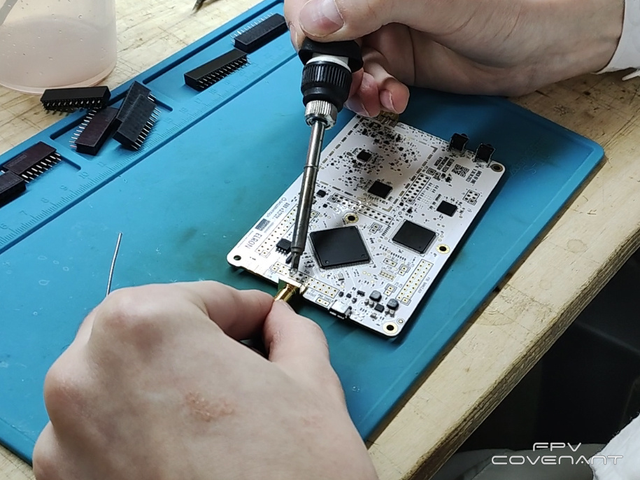 Ручной монтаж элементов HackRF, выпускаемых компанией ЭЛРОН