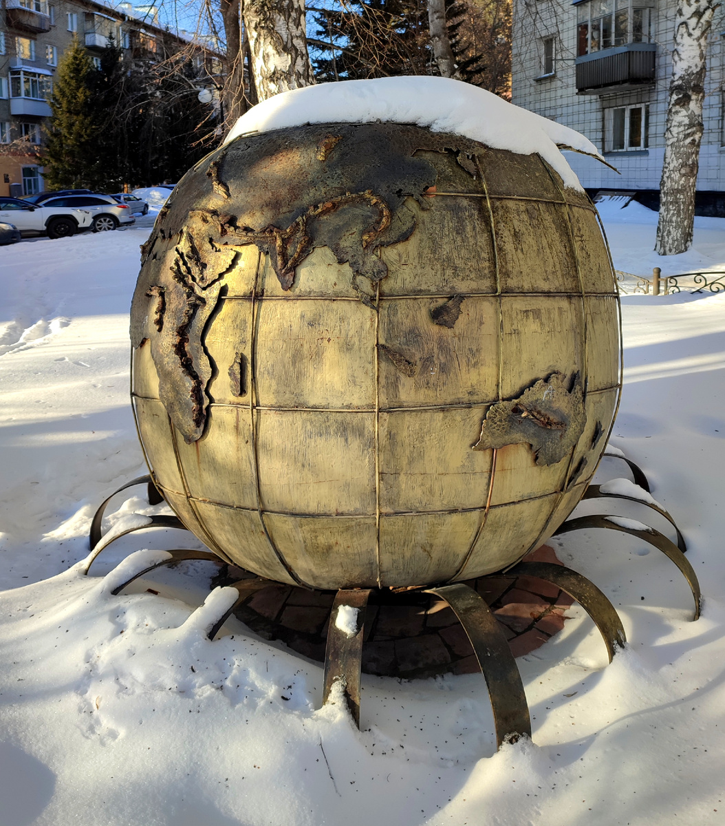 Если не заметили мелкие яблоки, то рядом большое! Прямо с весь земной шар! 