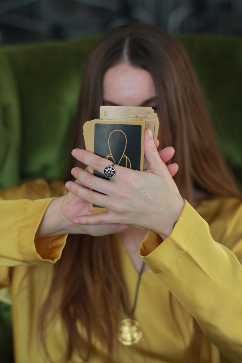 СОВЕТ КАРТ🃏 .

Давно не было #запискитаролога, а сказать есть что 🌹

Одной из важных частей гадательного процесса считается получение совета карт. Не совета таролога, а именно чего-то более возвышенного, незаинтересованного, справедливого и точного. Вообщем того, к чему мы и обращаемся во время расклада. Бессознательное, коллективное бессознательное, хроники Акаши, Бог, Дьявол каждый может выбрать по своему вкусу ответа все равно нет.

В совете карт очень важно учитывать для чего он дается. К чему должен привести. Поэтому таролог терзает кверента расспросами, уточняет детали, ищет болезненные точки. Мастеру очень важно отказаться от своих мыслей в этом процессе, и решить, что все и так понятно, нет! Наоборот, лучше представить себя несмышленым ребенком, которому сейчас объяснят, что такое жизнь. Потому что на время расклада мы и познаем жизни других людей их глазами.

В ожидании совета карт есть одна проблема, он часто приравнивается к пресловутой волшебной таблетке💊. К тому, что кверент получит полный гайд, как и что ему поэтапно сделать, чтобы заполучить любовь и верность Николая. Но так работает редко, почти никогда. 

Внешняя жизнь в большей части - отражение внутренней, а значит, если изменения так желанны, стартовой точкой можно считать нас самих. Поэтому советы карт касаются внутреннего мира, и не всегда связаны с действиями как таковыми.

Желание действовать в нашем мире достижений вполне понятно, как и поиск готовых решений, четких ответов на четкие вопросы. “Да, скажет же мне наконец, чертова колода как мне выйти замуж?” Скажет, конечно, но ответ вам вряд ли понравится.

Поэтому очень часто совет карт показывает некие точки осознания, намечаемые пути, принятие какой-то позиции к себе и ситуации. Ну нет там почти никогда чек-листов, как и нет таких листов у психологов и в других помогающих профессиях. Наша жизнь и мы настолько уникальны, что остается удивляться и радоваться той игре, в которую играют с нами Высшие силы ведя нас к совершенству. 

