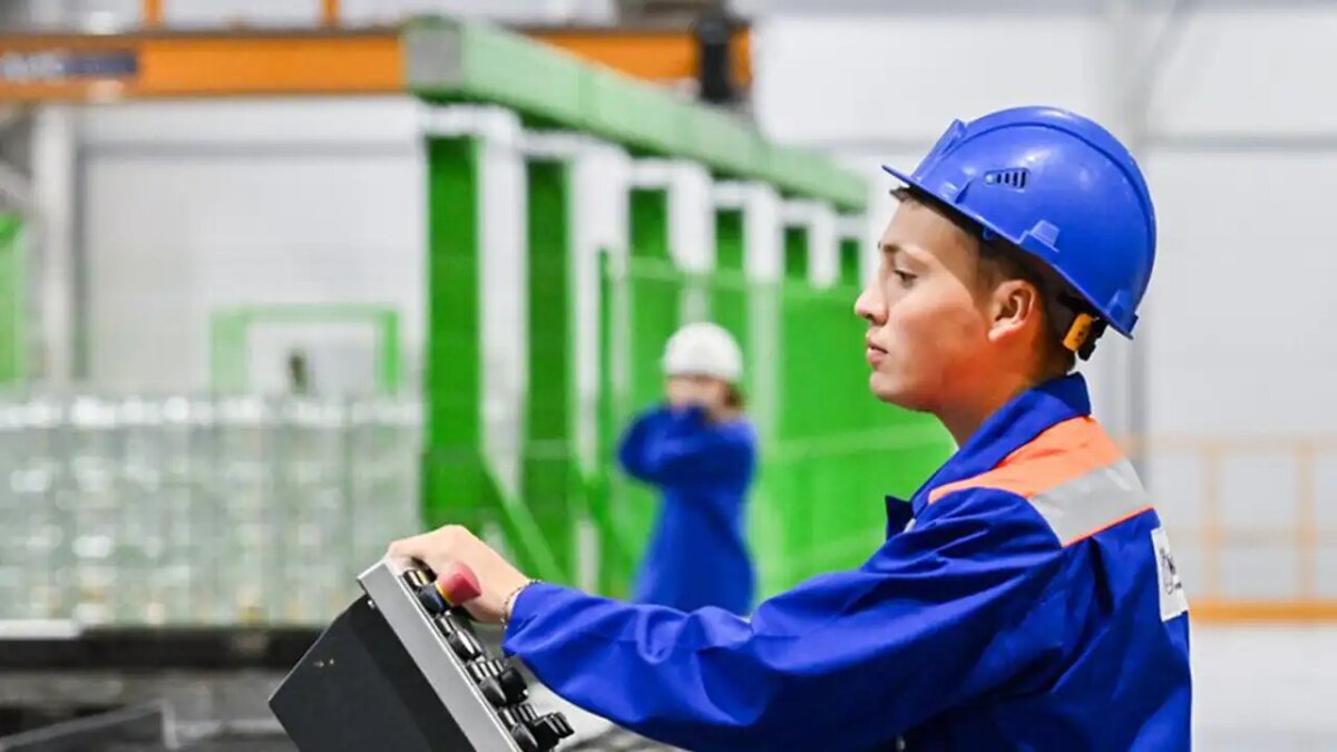    Рабочий завода.