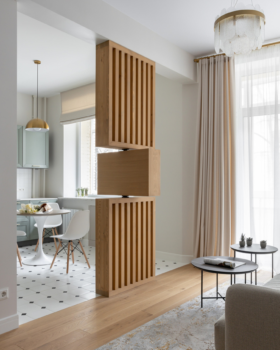 На фото: интерьер квартиры 62 кв.м в г. Москве. Архитектор-дизайнер: Тая Кипри; стилист: Варя Калицкая; фотограф: Лиза Гуровская