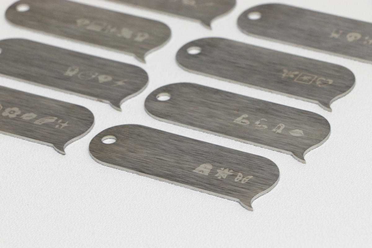 Светлая гравировка на жетонах