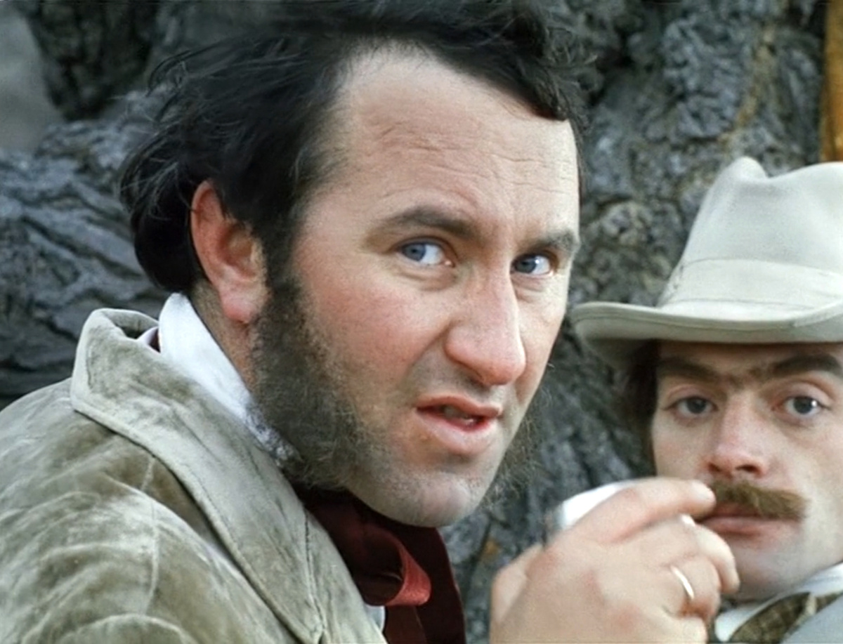 Павел Лебешев и Александр Адабашьян в эпизоде фильма "Свой среди чужих, чужой среди своих", 1974 г., режиссер Никита Михалков, сценаристы Эдуард Володарский, Никита Михалков, оператор Павел Лебешев, композитор Эдуард Артемьев (скриншот) 