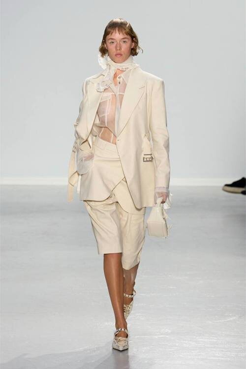 Модный деловой костюм 2025