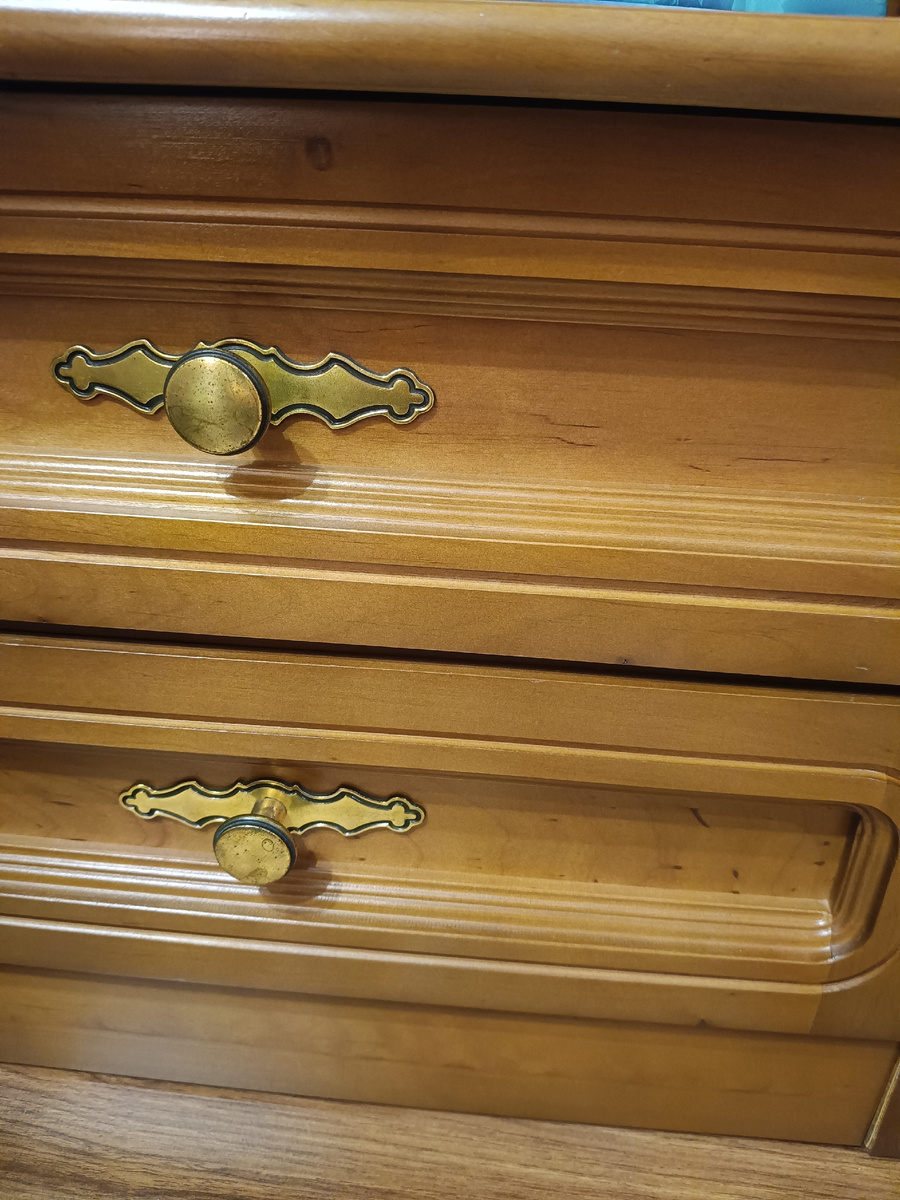 Тумбочка в спальне. На фото получается светлее.