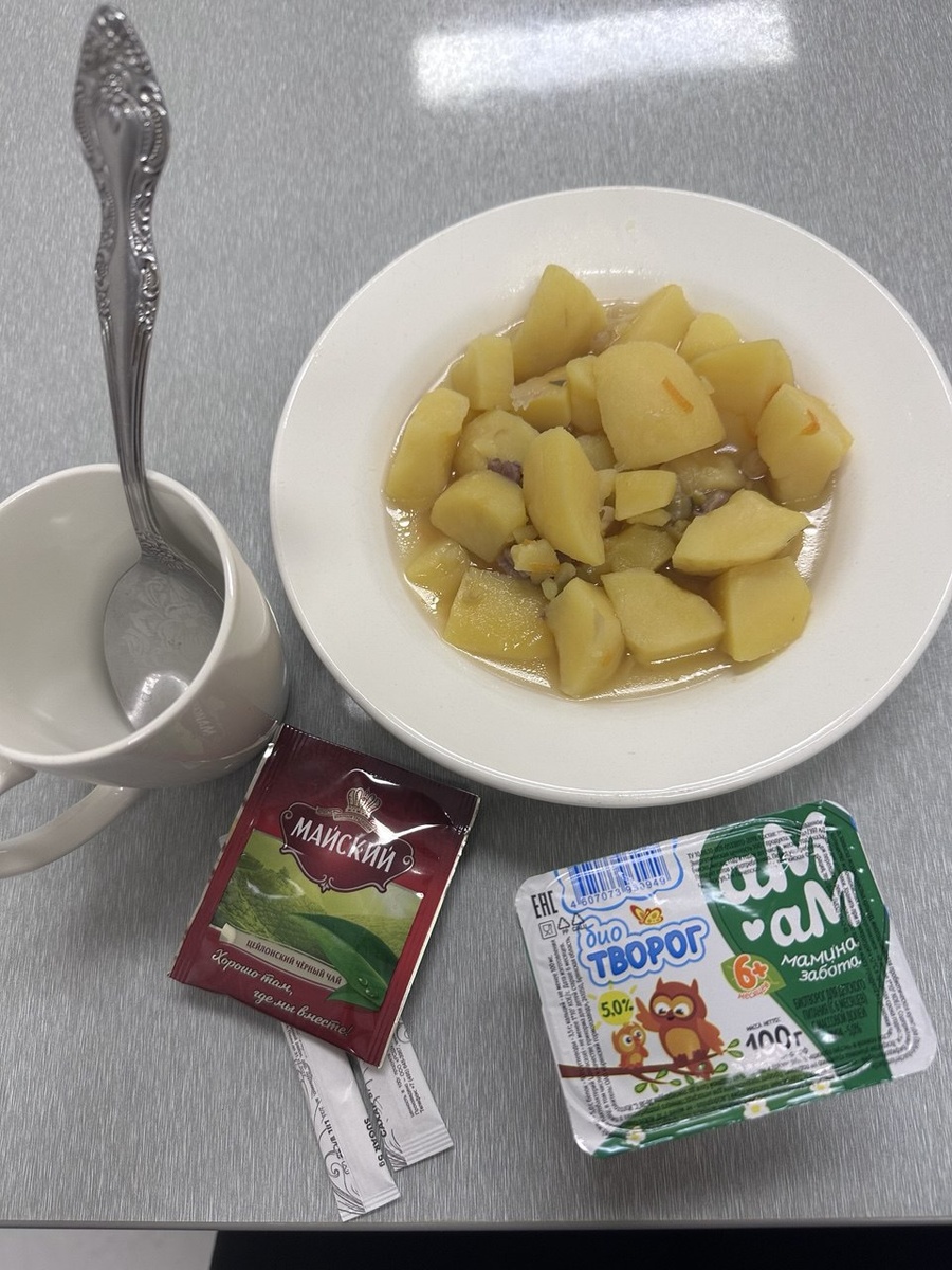 Ужин номер 1. Картофель с мясной крошкой и зеленым горошком (его не видно, но он есть)