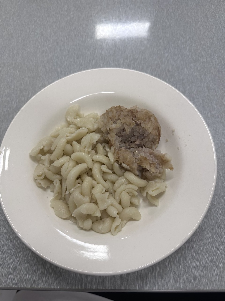 Ужин номер два. Макароны я не смогла съесть даже после суток голода. Рисовый ежик зашел.