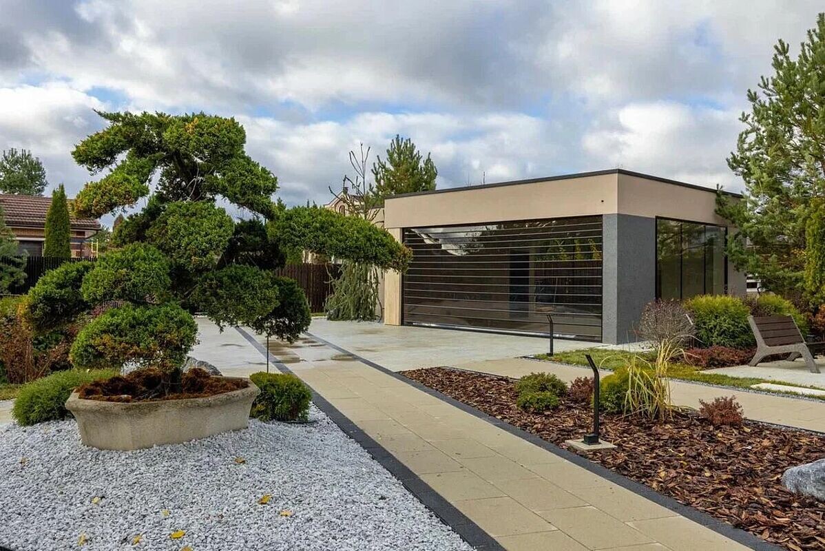 Вид на выезд, навес для авто