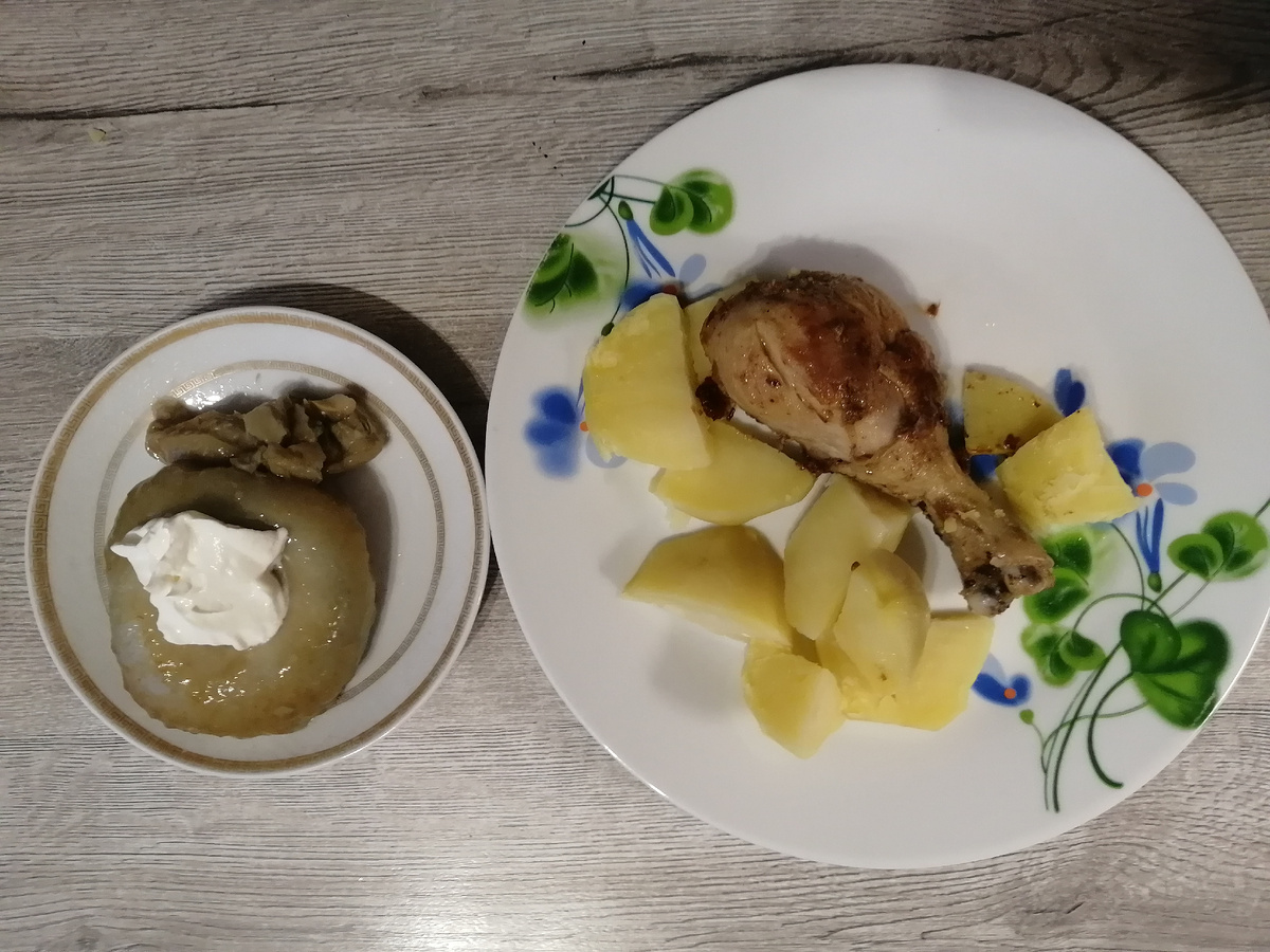 Картошка с курицей и солёные грузди со сметаной. 