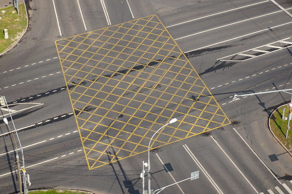    Диагональная клетка желтого цвета предупреждает о перекрестном движении. Источник: Shutterstock