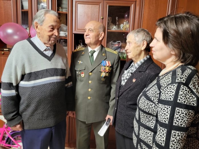 Дмитрий Иванович Иванов (слева) принимает гостей