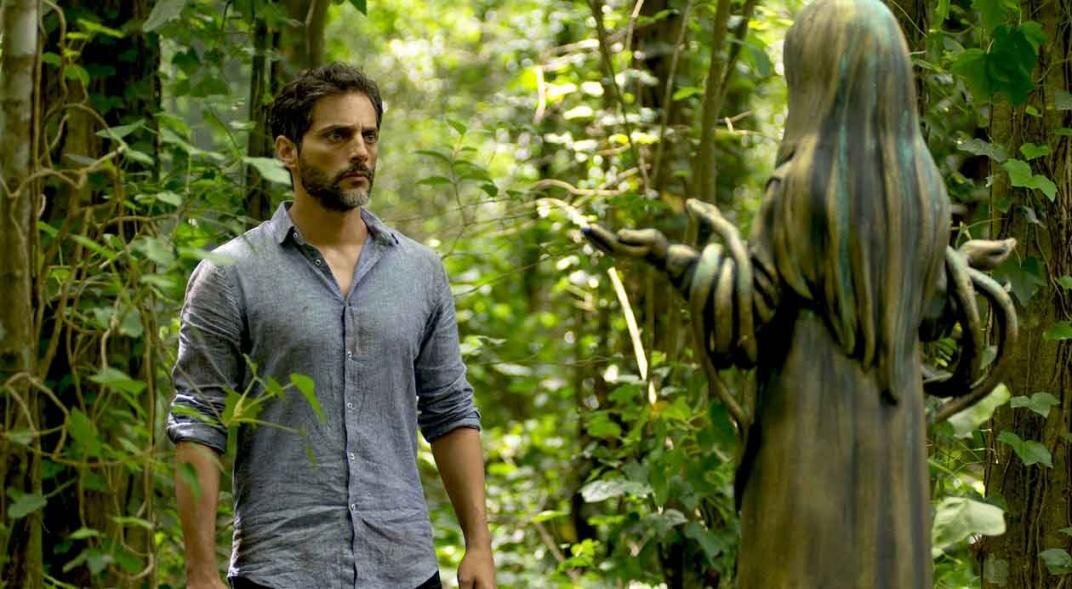 У главного героя изящнейший нос с горбинкой, ни в одной клинике такого не вылепят