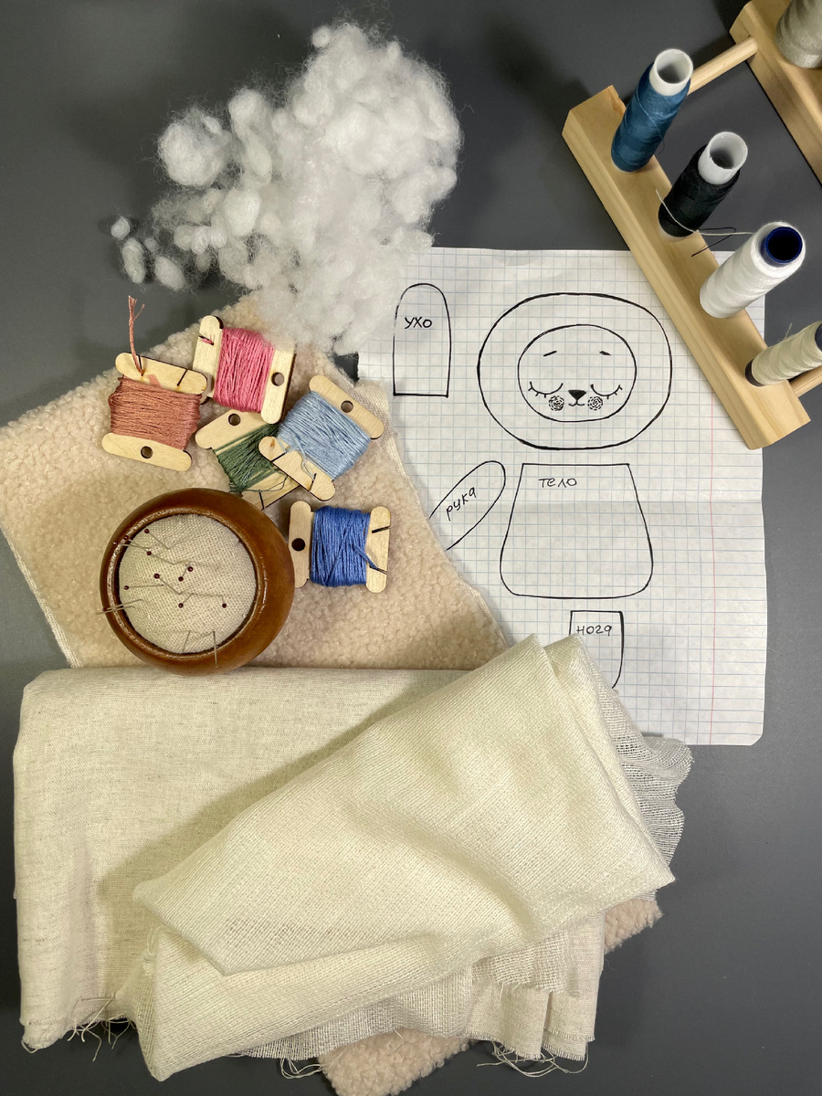 Основные материалы: искусственный мех букле, ткань полулён, клеевая основа, нитки мулине, наполнитель.