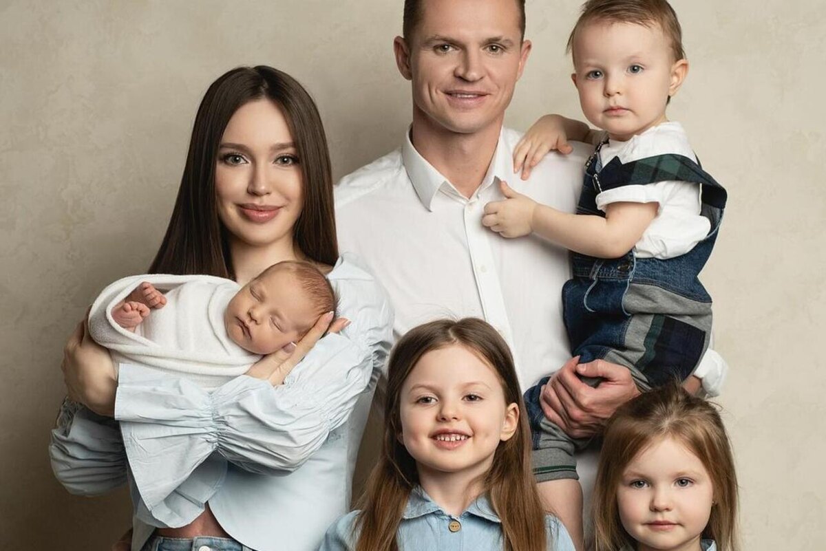    Дмитрий Тарасов и Анастасия Костенко с детьми Соцсети
