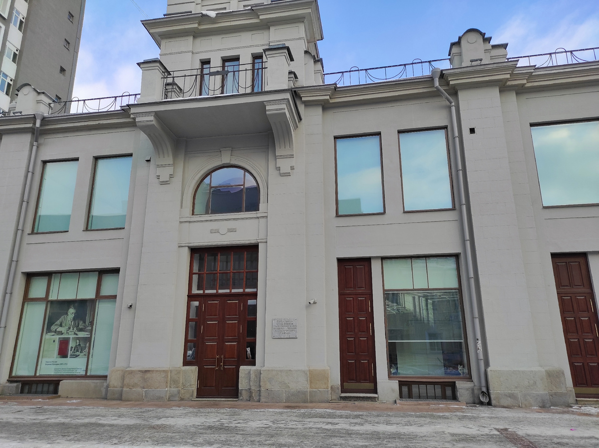 Здание картинной галереи на ул. Вайнера. Построено в стиле модерн в 1914 год как купеческий магазин 