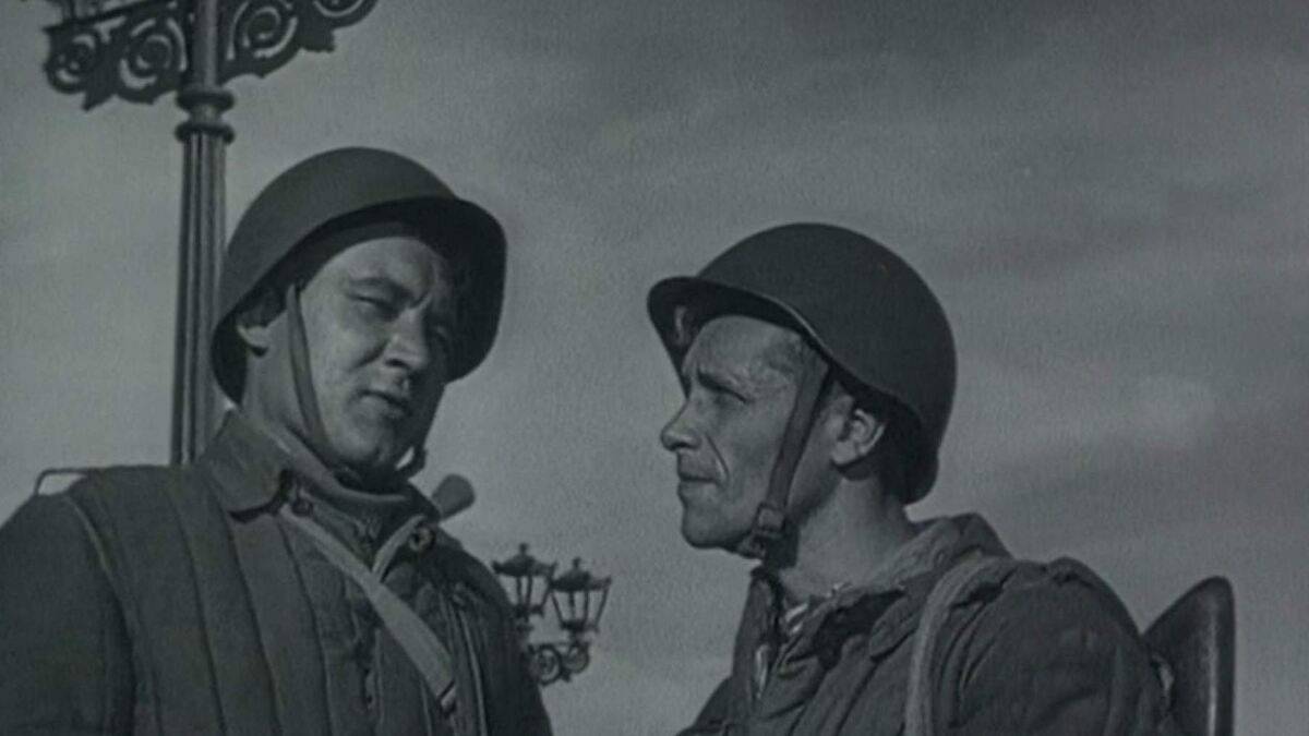 Актер Марк Бернес и актер Борис Андреев в фильме режиссера Леонида Лукова «Два бойца» (Two Soldiers)