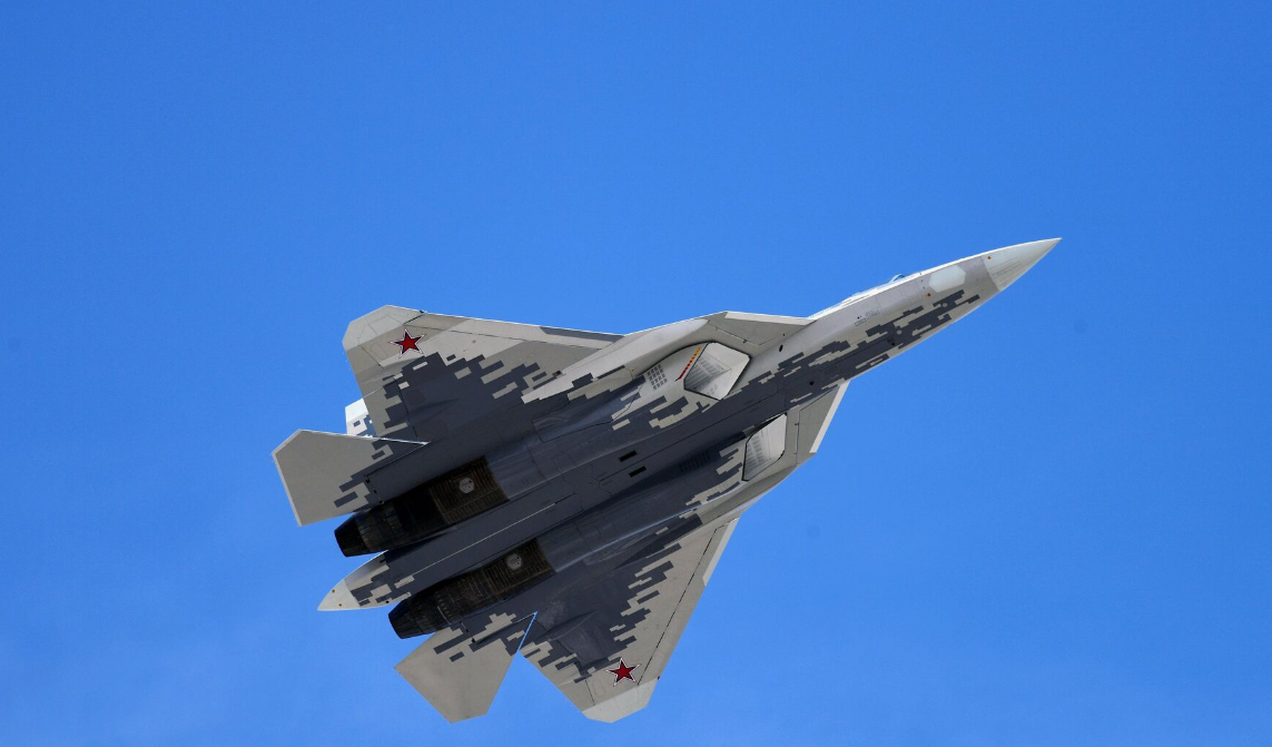 Су-57 прибыл в Индию уже в качестве главного фаворита необъявленного тендера на истребитель пятого поколения и самого боевитого из существующих стелсов. Фото Рособоронэкспорт. 