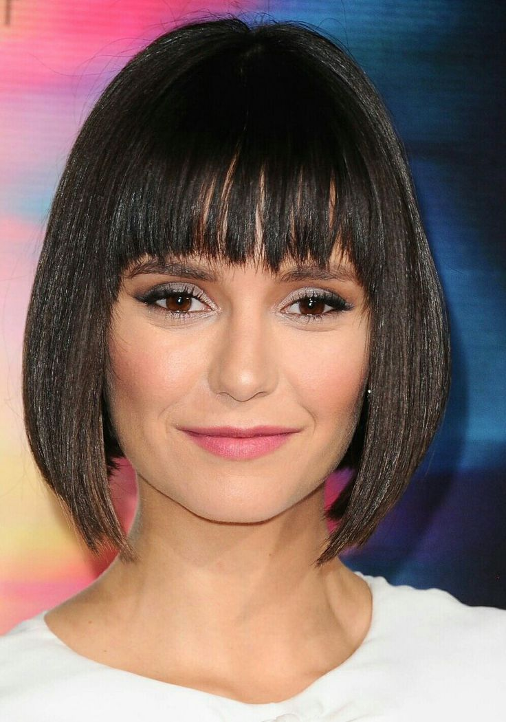 Темный цвет и графичное Каре создают эффект парика на голове, несмотря на то, что по цветотипу оттенок волос должен подходить этой девушке, но он не подходит)))