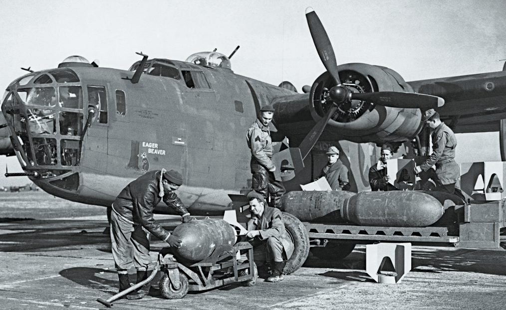 Обслуживающая команда загружает бомбы в Consolidated B-24 Liberator, 1943 г.