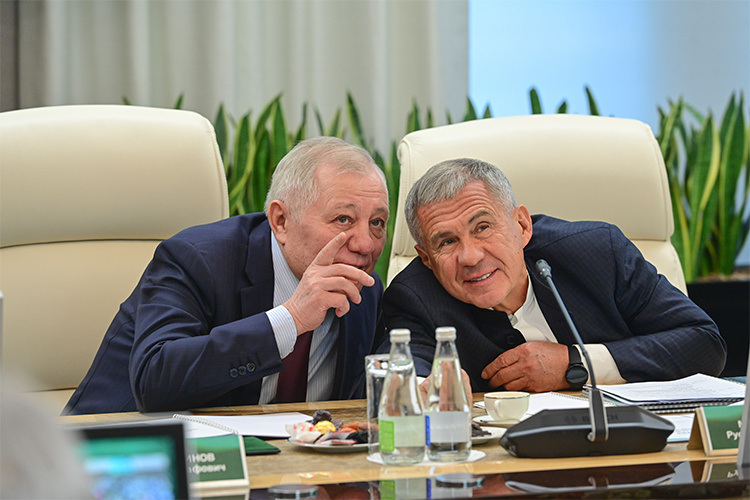    Альберт Шигабутдинов полностью отпускать бразды правления не стал, сохранив за собой пост председателя правления ТАИФа, но с другим кругом полномочий.   
Фото:  rais.tatarstan.ru