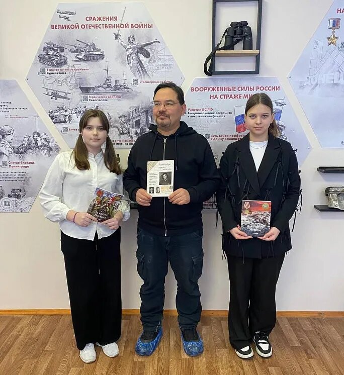 Юные корреспонденты Анна Лавренко (слева), Ангелина Яковлева и создатель "Военного музея Карельского перешейка" Баир Иринчеев