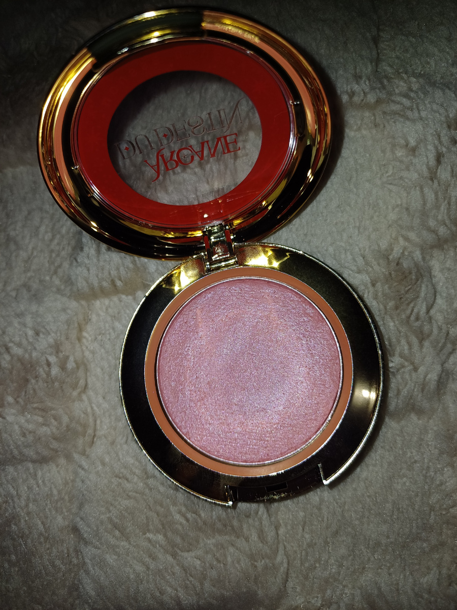 Я также оценила удобную упаковку румян Arcane du Destin - она компактна, удобна в использовании и легко помещается в косметичку.