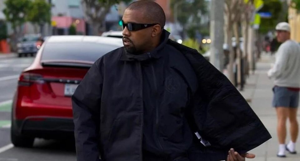 Майки от kanye west. Канье уэст в футболке. Футболка kanye west. Майка канье вест. Канье уэст в майке.